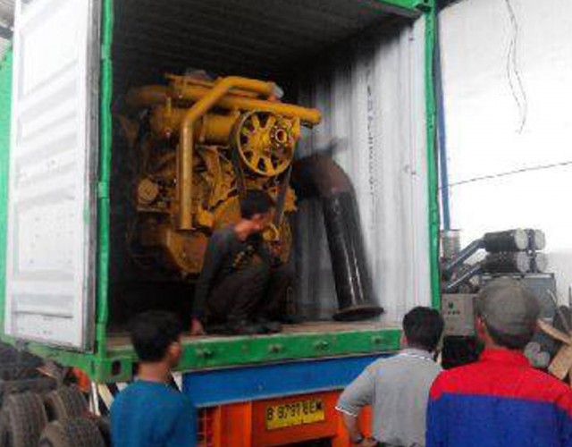 Proses Pengangkutan Mesin Ke Kontainer